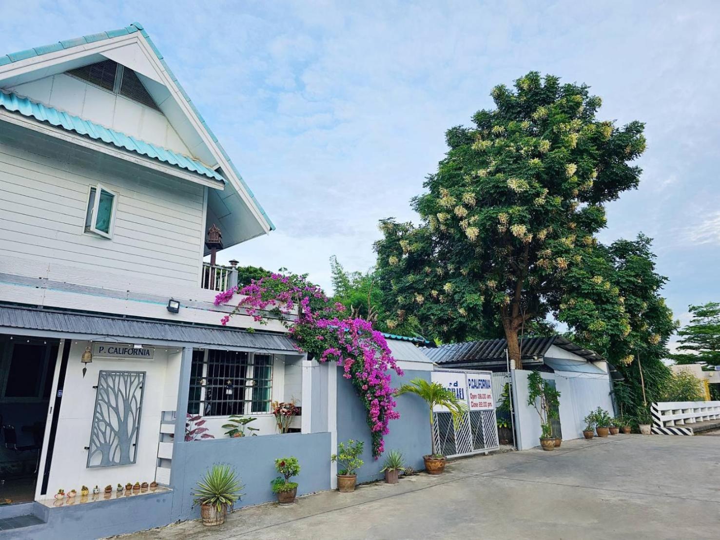 P.California Inter Hostel Nangrong Kültér fotó