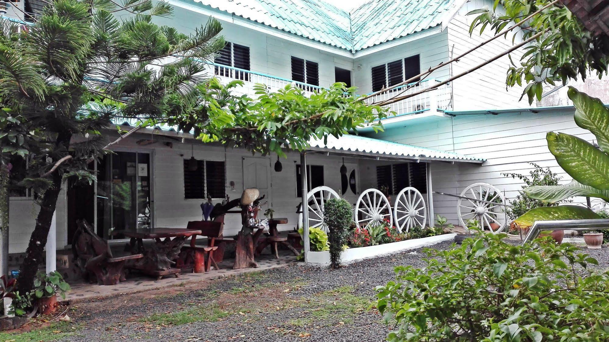 P.California Inter Hostel Nangrong Kültér fotó